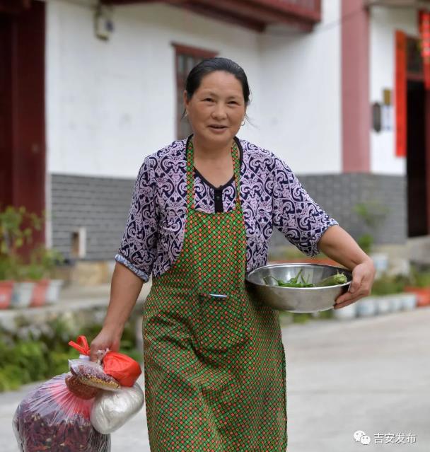 神山村村民彭夏英在自己開的農(nóng)家樂給游客準(zhǔn)備飯菜