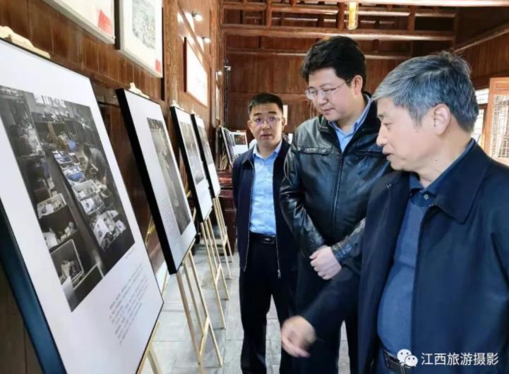 銅鼓縣委書記江偉斌，縣長黃為民在熊省長專題攝影展廳參觀