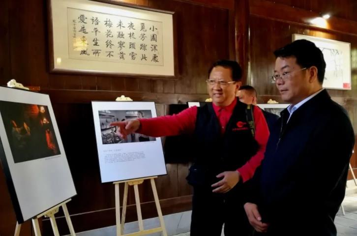 宜春市委常委、宣傳部長袁川在熊省長專題攝影展廳參觀