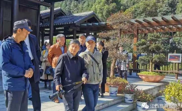 省人大教科文衛(wèi)委原副主任舒仁慶、北京航拍專業(yè)委員會主席劉寬新參觀攝影作品展