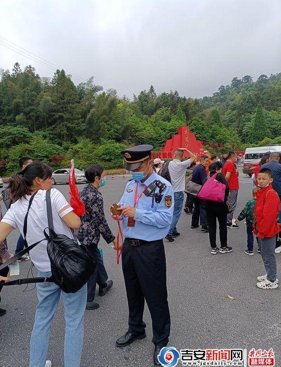 景區(qū)行政執(zhí)法人員檢查督促導游持證上崗情況