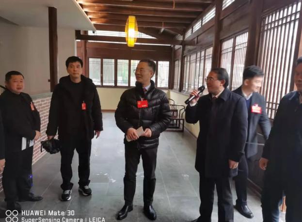 管理局許石明副局長向李斌主席和政協(xié)委員們介紹項目情況