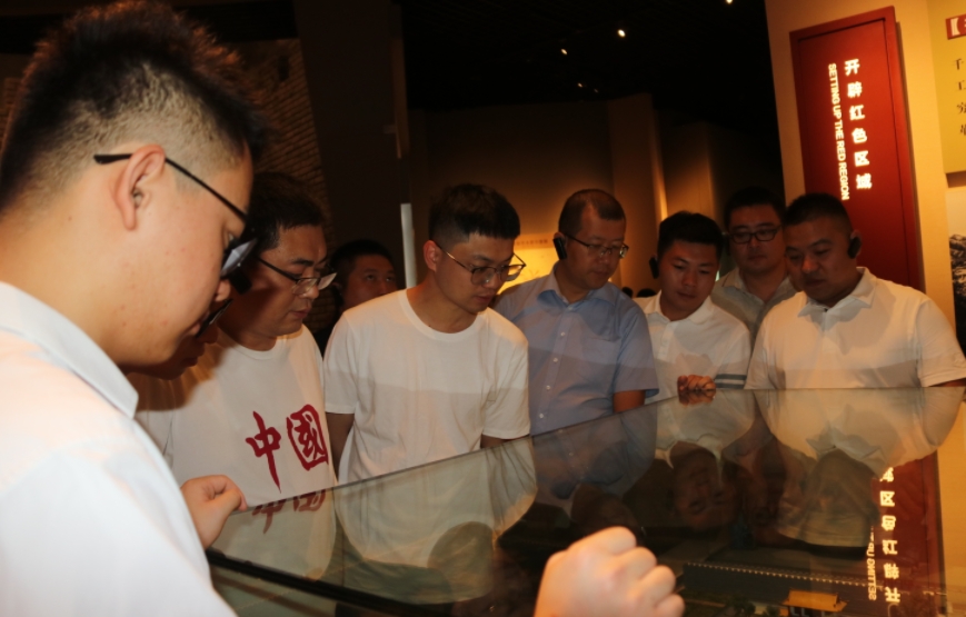 晟鼎股份銷(xiāo)售年中總結(jié)會(huì)議參觀(guān)博物館
